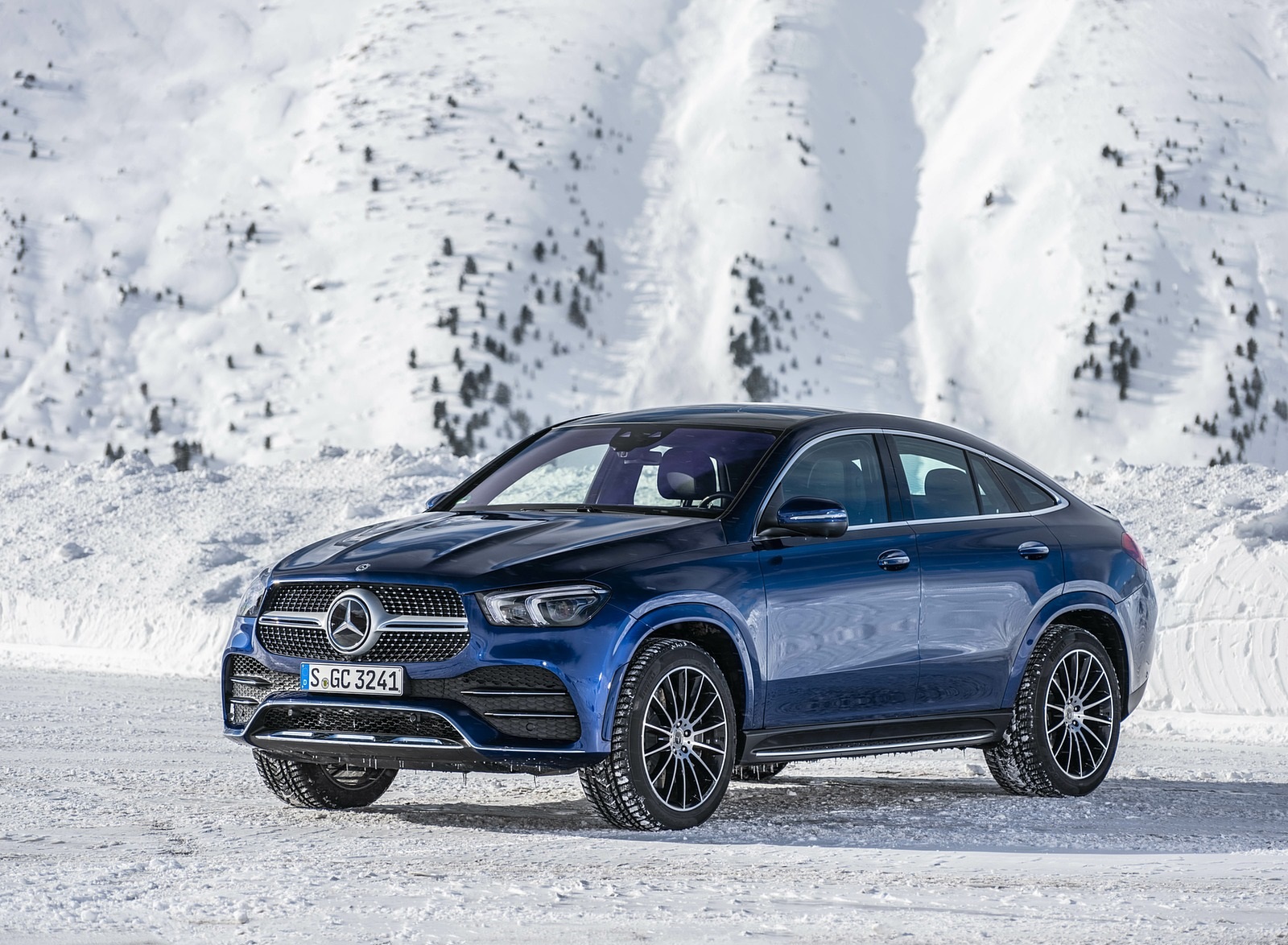 2021 Mercedes-Benz GLE Coupe 400 d 4MATIC Coupe (Color: Brilliant Blue Metallic) Front Three-Quarter Wallpapers (4)