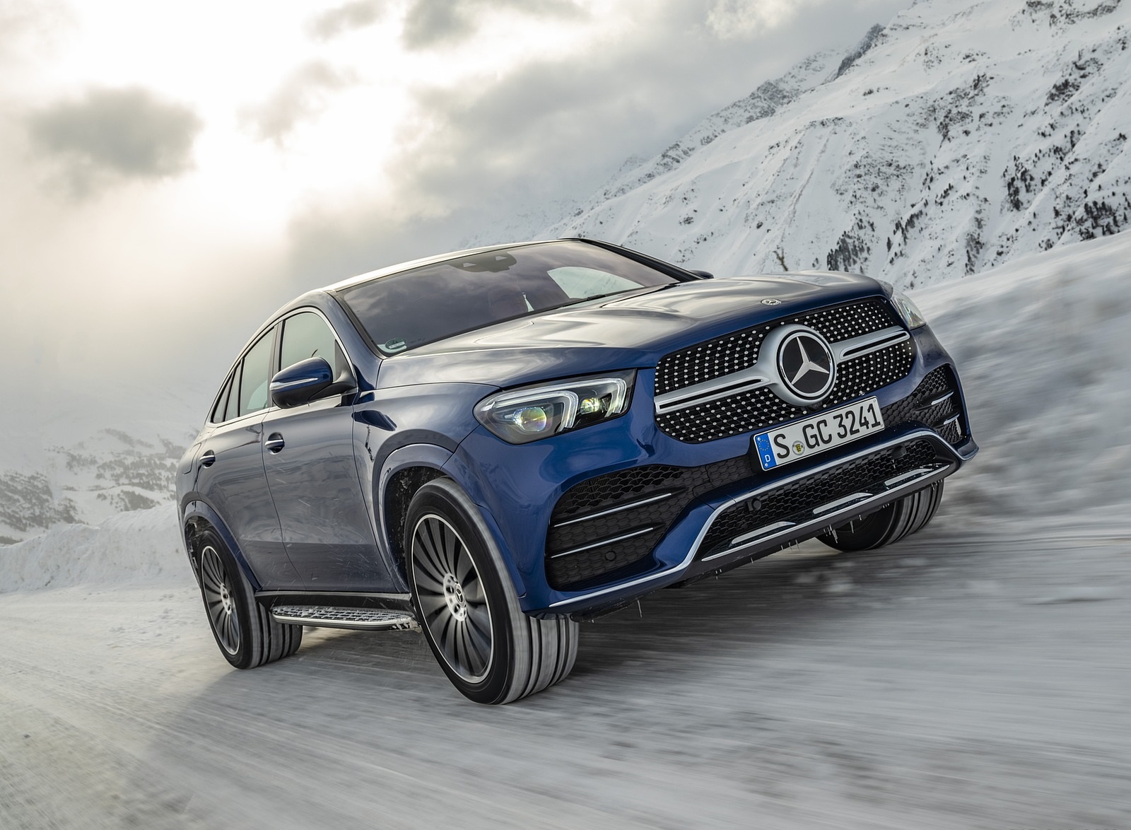 2021 Mercedes-Benz GLE Coupe 400 d 4MATIC Coupe (Color: Brilliant Blue Metallic) Front Three-Quarter Wallpapers #1 of 61