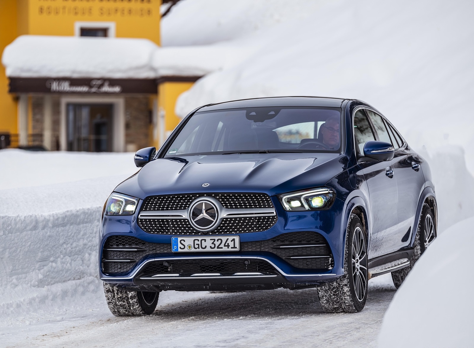 2021 Mercedes-Benz GLE Coupe 400 d 4MATIC Coupe (Color: Brilliant Blue Metallic) Front Wallpapers (5)