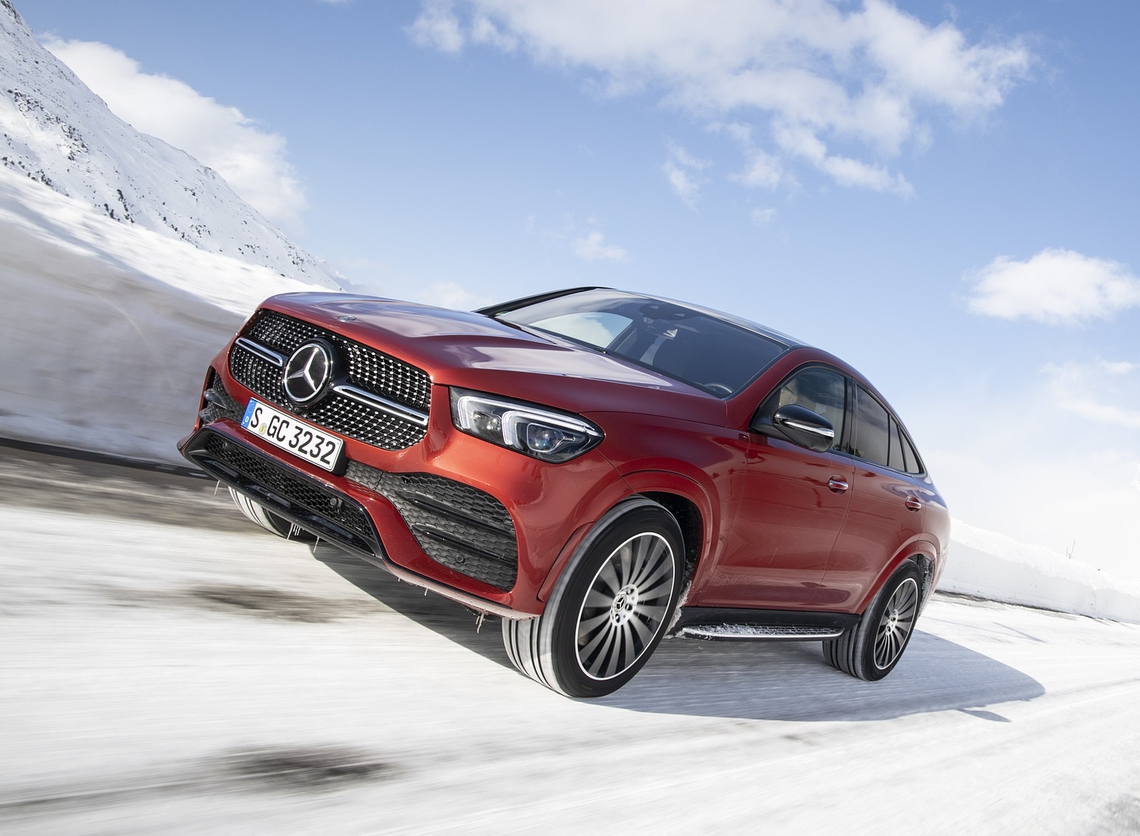 2021 Mercedes-Benz GLE Coupe 400 d 4MATIC Coupe (Color: Designo Hyacinth Red Metallic) Front Three-Quarter Wallpapers #16 of 61