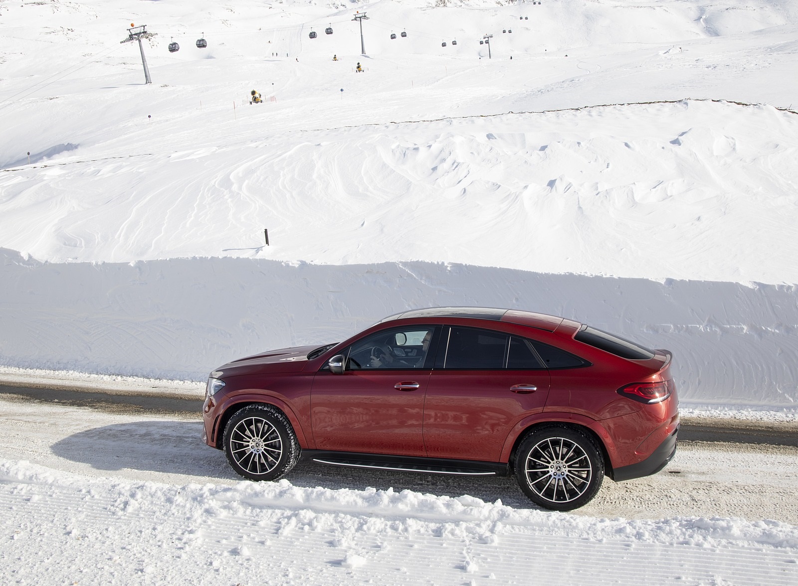 2021 Mercedes-Benz GLE Coupe 400 d 4MATIC Coupe (Color: Designo Hyacinth Red Metallic) Side Wallpapers #21 of 61