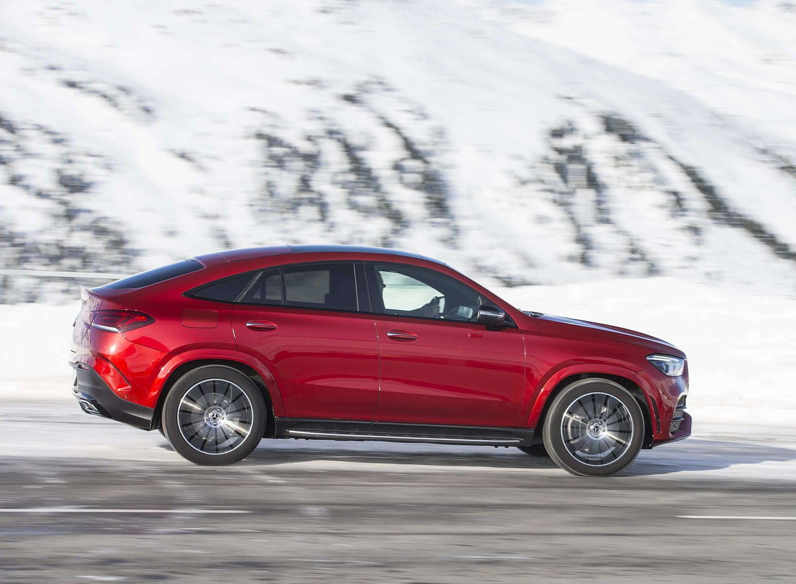 2021 Mercedes-Benz GLE Coupe 400 d 4MATIC Coupe (Color: Designo Hyacinth Red Metallic) Side Wallpapers #22 of 61