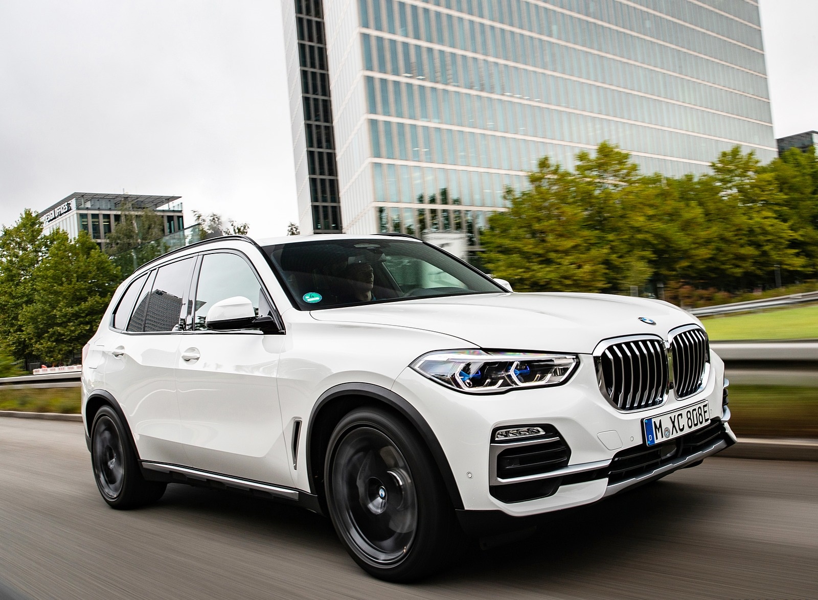 2019 BMW X5 xDrive45e iPerformance Front Three-Quarter Wallpapers #18 of 113