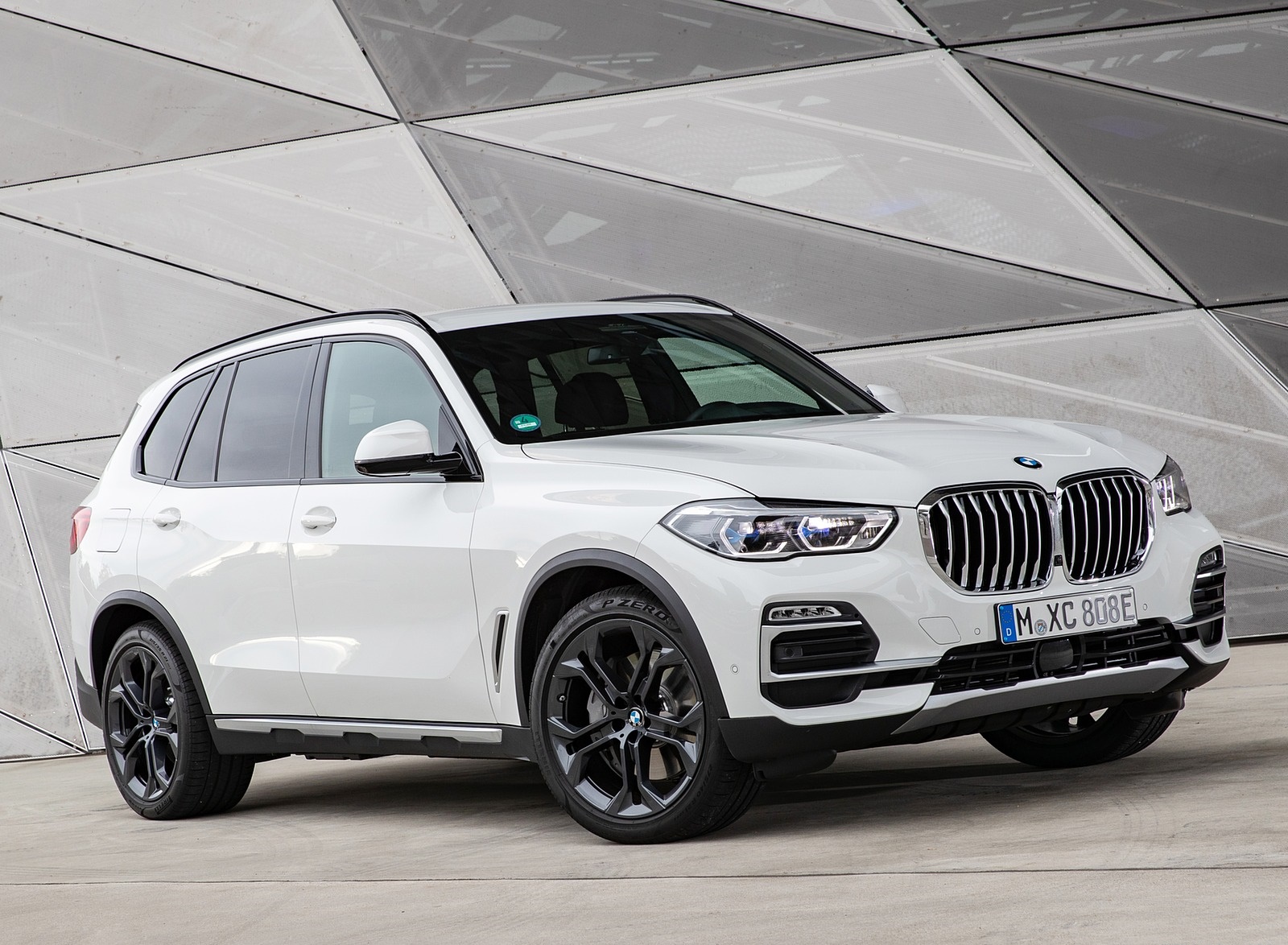 2019 BMW X5 xDrive45e iPerformance Front Three-Quarter Wallpapers #44 of 113