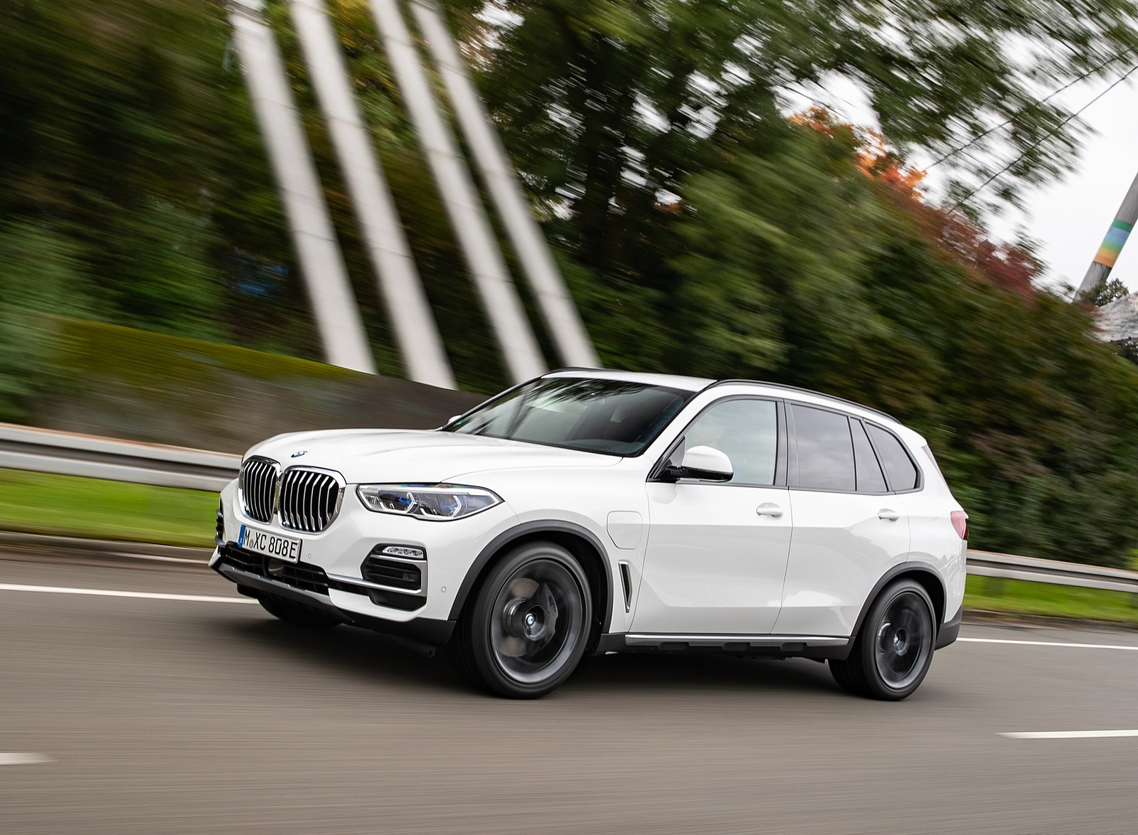 2019 BMW X5 xDrive45e iPerformance Front Three-Quarter Wallpapers (10)