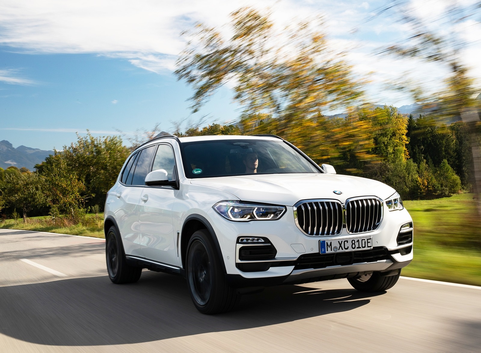 2019 BMW X5 xDrive45e iPerformance Front Three-Quarter Wallpapers (2)