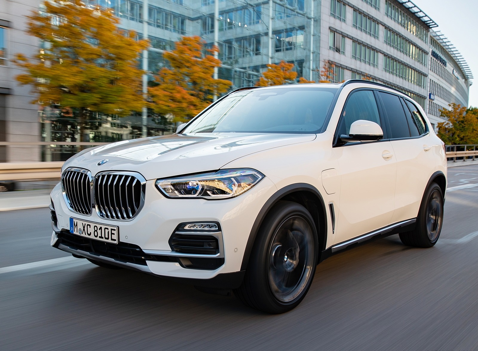 2019 BMW X5 xDrive45e iPerformance Front Three-Quarter Wallpapers #11 of 113