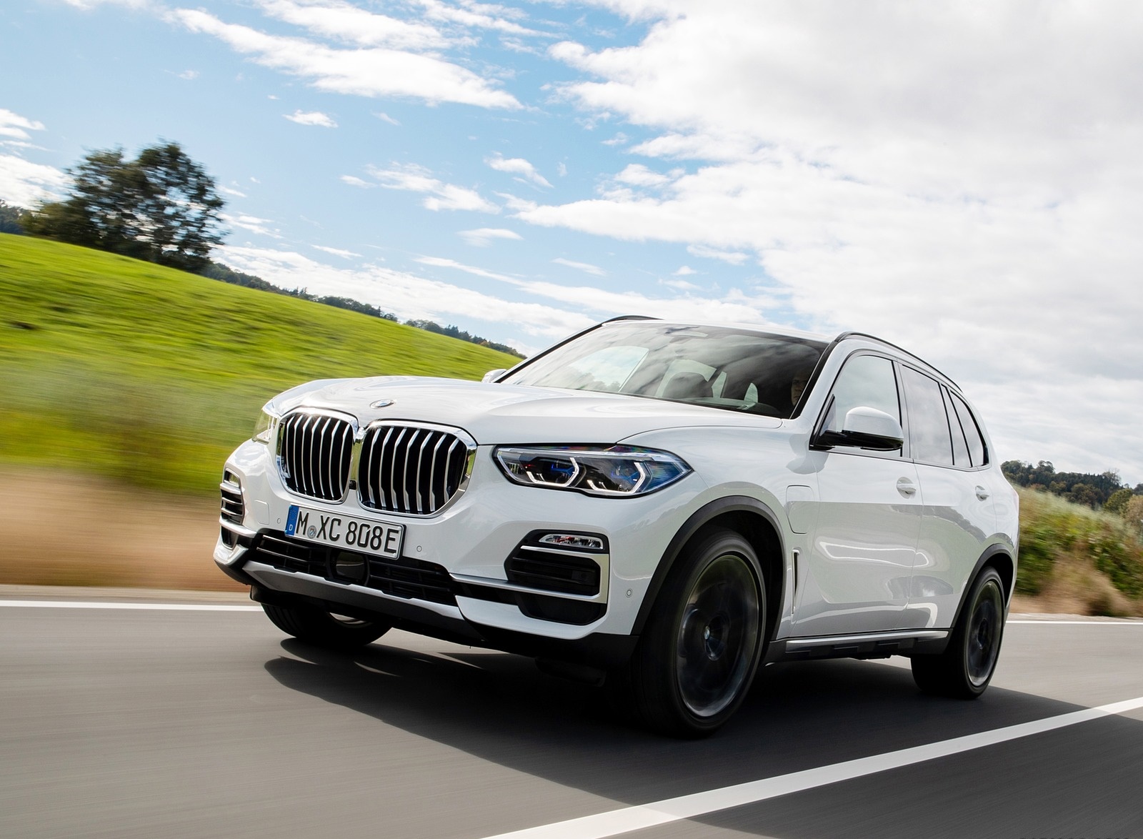 2019 BMW X5 xDrive45e iPerformance Front Three-Quarter Wallpapers #4 of 113