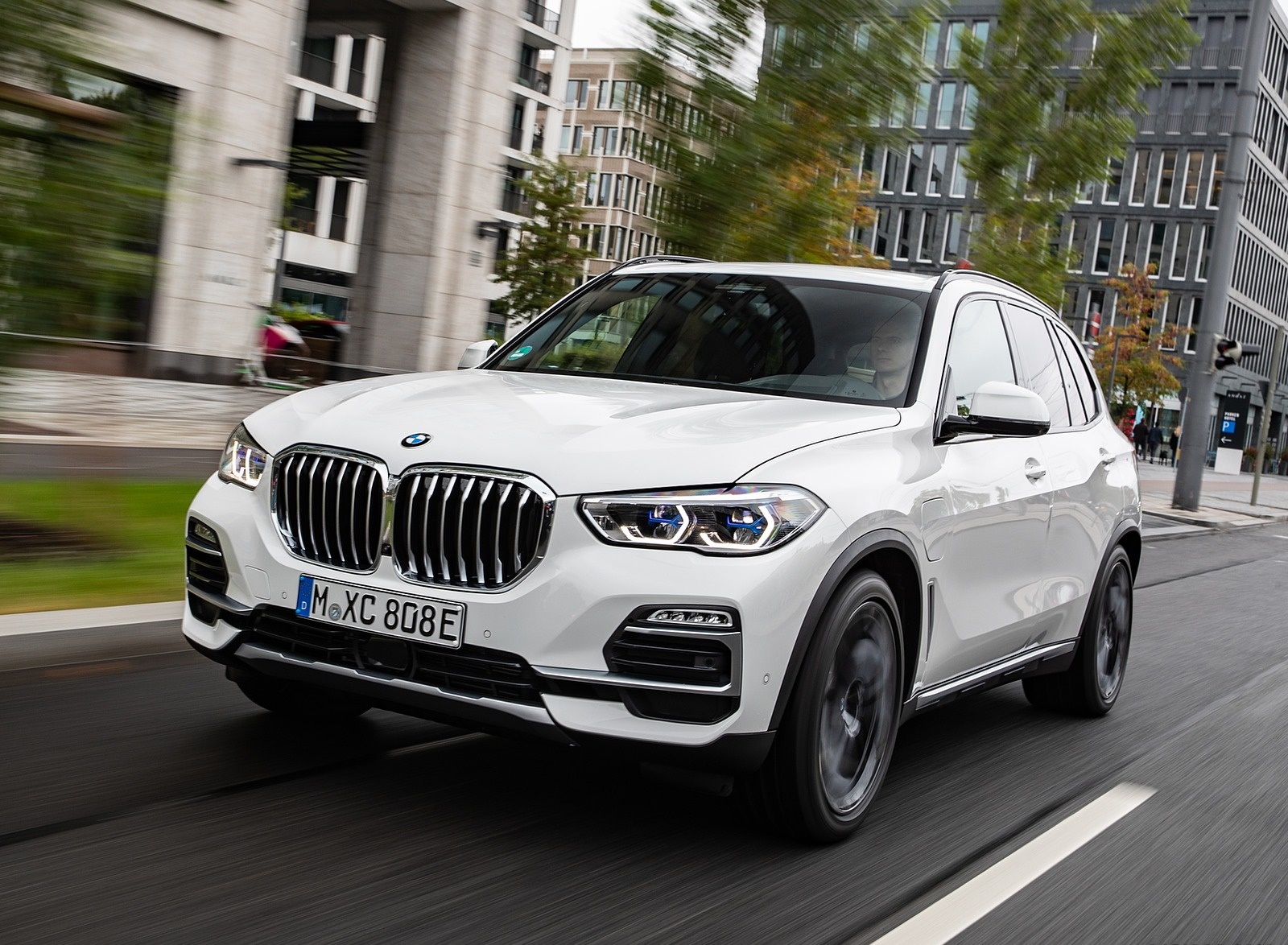 2019 BMW X5 xDrive45e iPerformance Front Three-Quarter Wallpapers #25 of 113