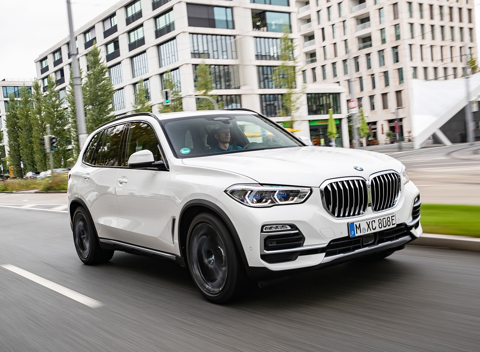 2019 BMW X5 xDrive45e iPerformance Front Three-Quarter Wallpapers #14 of 113