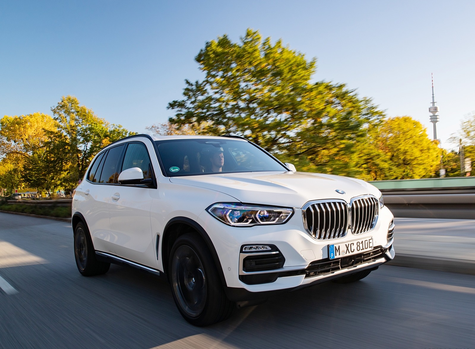 2019 BMW X5 xDrive45e iPerformance Front Three-Quarter Wallpapers #16 of 113