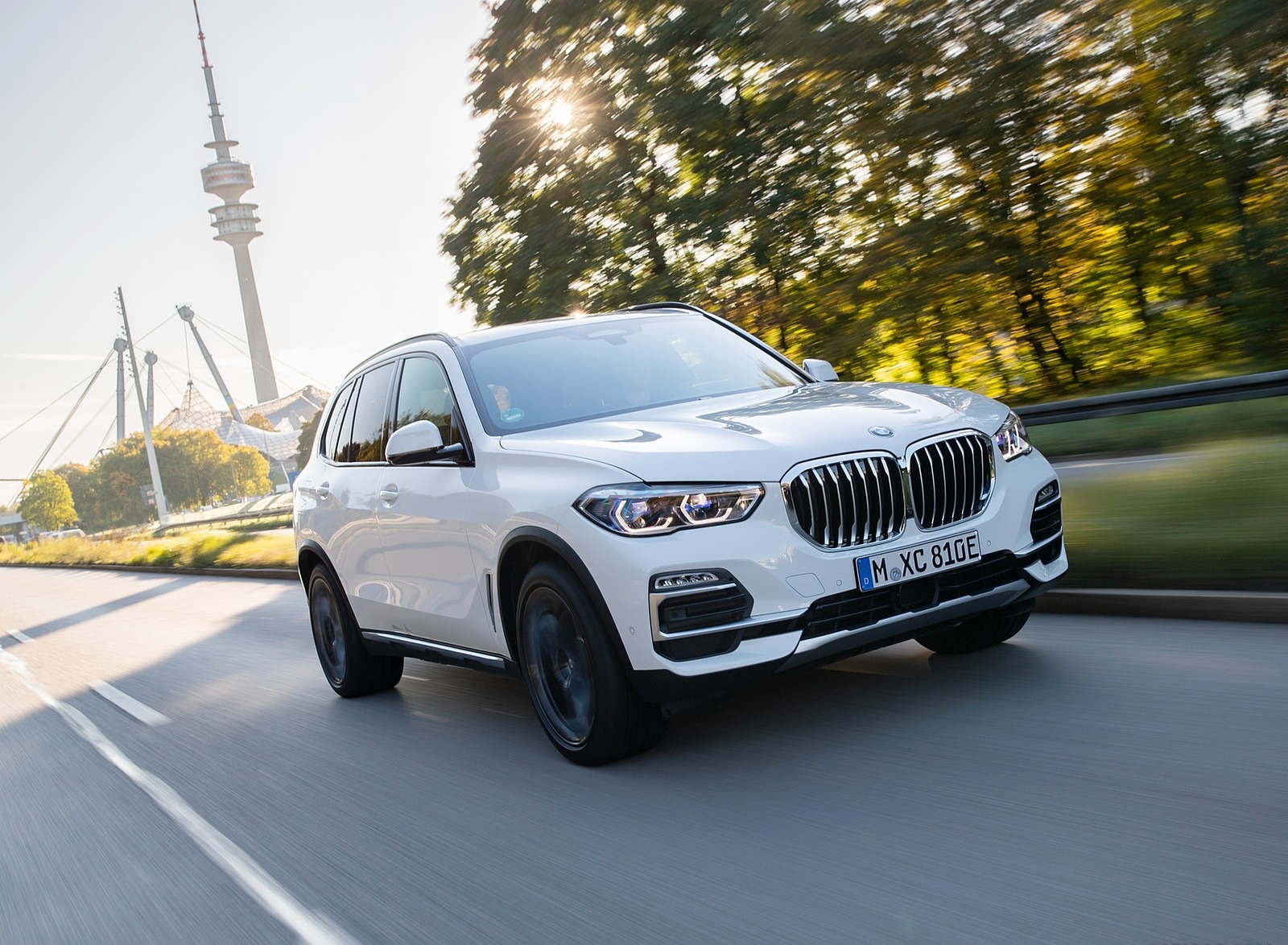 2019 BMW X5 xDrive45e iPerformance Front Three-Quarter Wallpapers #17 of 113
