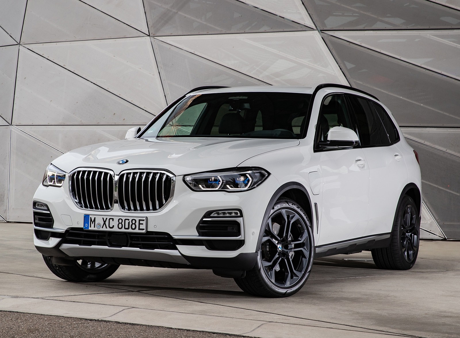 2019 BMW X5 xDrive45e iPerformance Front Three-Quarter Wallpapers #48 of 113