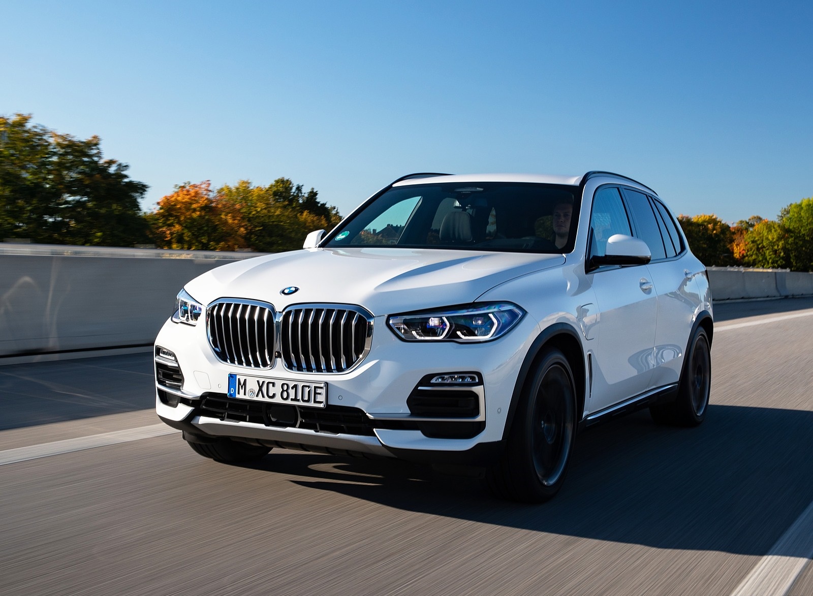 2019 BMW X5 xDrive45e iPerformance Front Three-Quarter Wallpapers #1 of 113