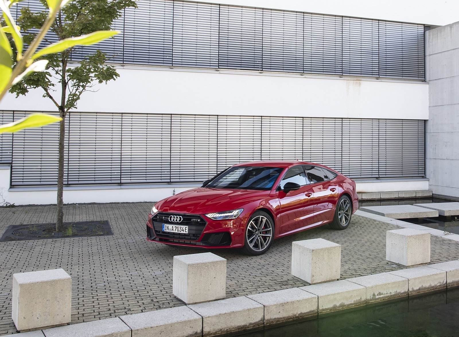 2020 Audi A7 Sportback 55 TFSI e quattro Plug-In Hybrid (Color: Tango Red) Front Three-Quarter Wallpapers #24 of 73