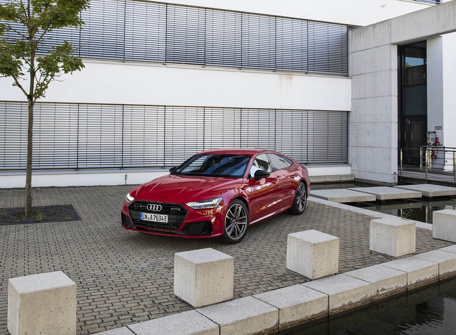 2020 Audi A7 Sportback 55 TFSI e quattro Plug-In Hybrid (Color: Tango Red) Front Three-Quarter Wallpapers #25 of 73