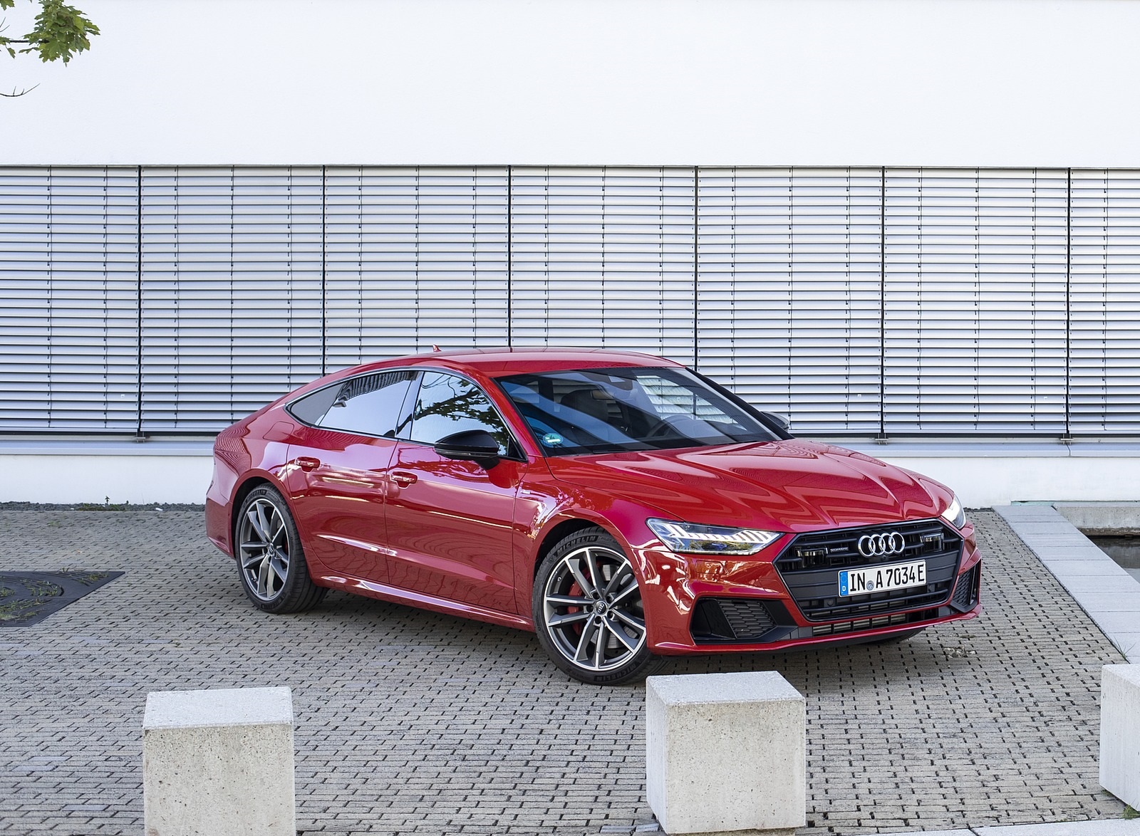 2020 Audi A7 Sportback 55 TFSI e quattro Plug-In Hybrid (Color: Tango Red) Front Three-Quarter Wallpapers #26 of 73