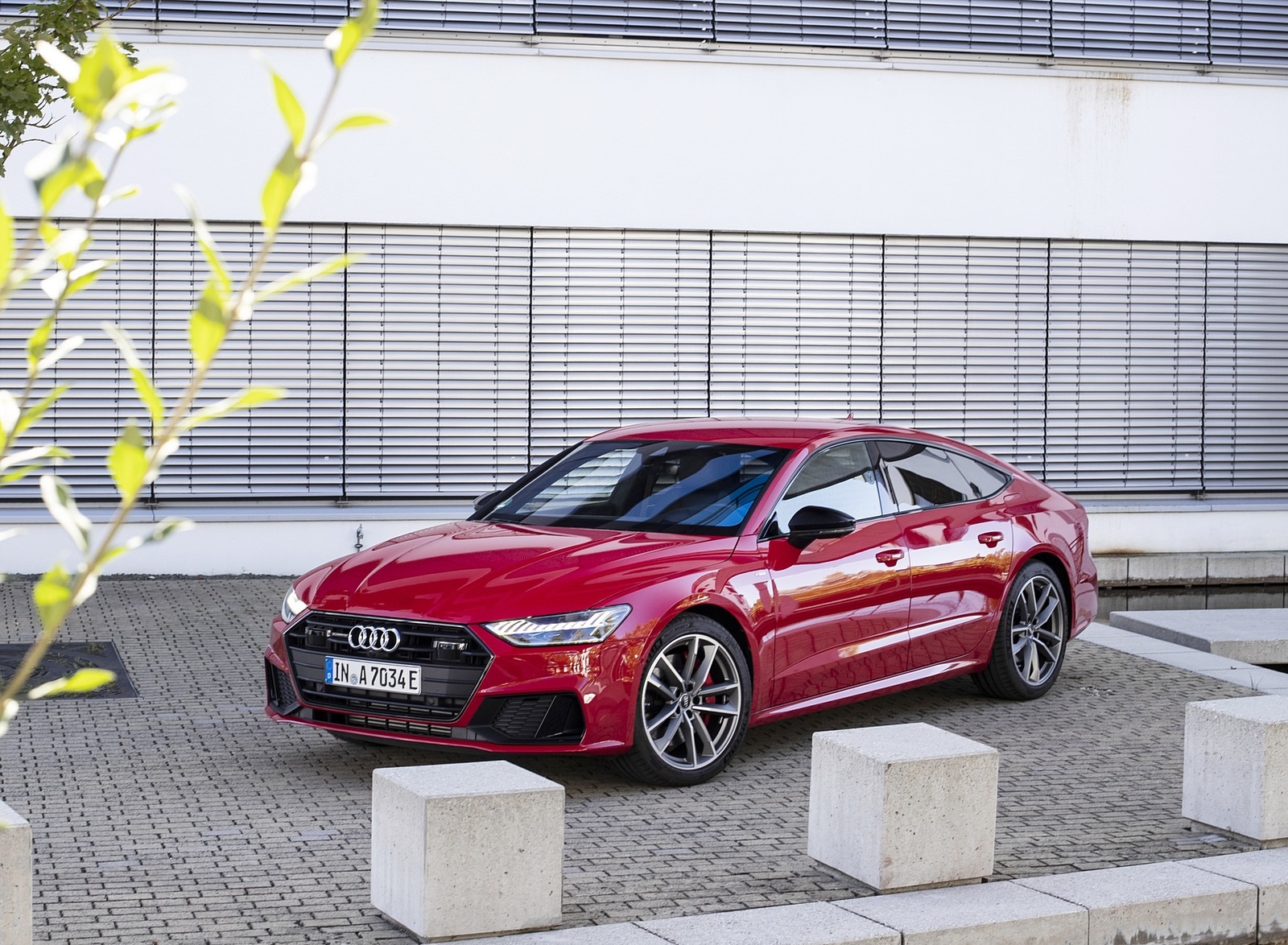 2020 Audi A7 Sportback 55 TFSI e quattro Plug-In Hybrid (Color: Tango Red) Front Three-Quarter Wallpapers #27 of 73