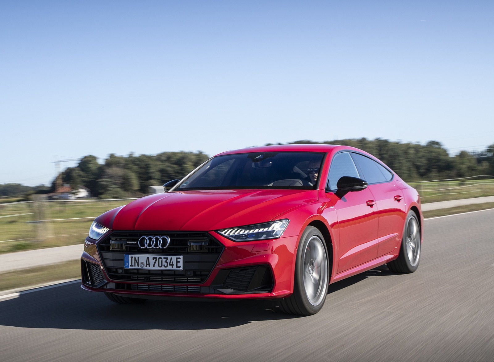 2020 Audi A7 Sportback 55 TFSI e quattro Plug-In Hybrid (Color: Tango Red) Front Three-Quarter Wallpapers (4)