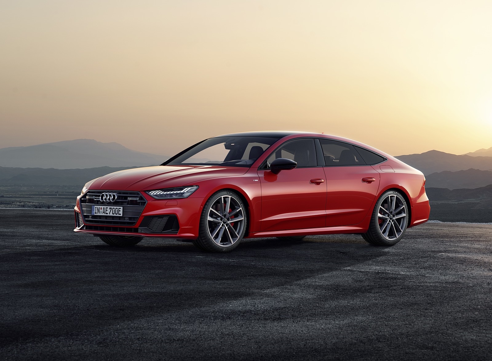 2020 Audi A7 Sportback 55 TFSI e quattro (Plug-In Hybrid Color: Tango Red) Front Three-Quarter Wallpapers #68 of 73