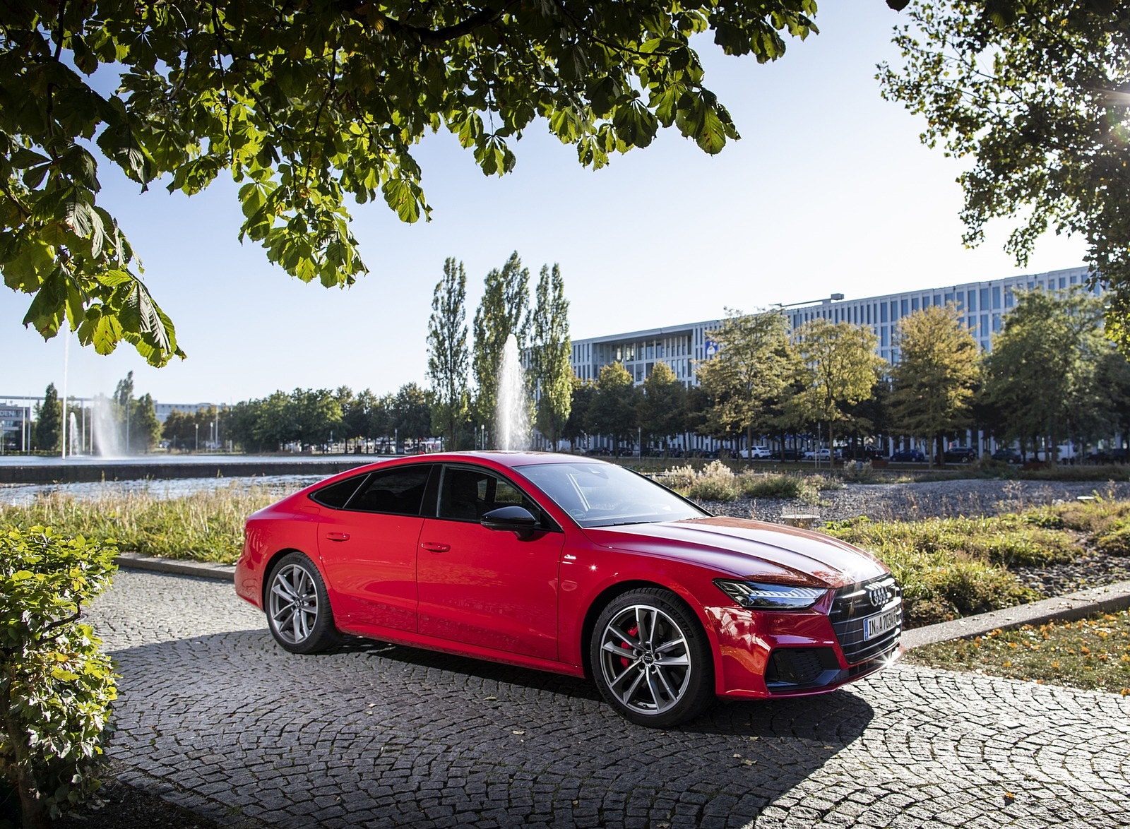 2020 Audi A7 Sportback 55 TFSI e quattro Plug-In Hybrid (Color: Tango Red) Front Three-Quarter Wallpapers #28 of 73