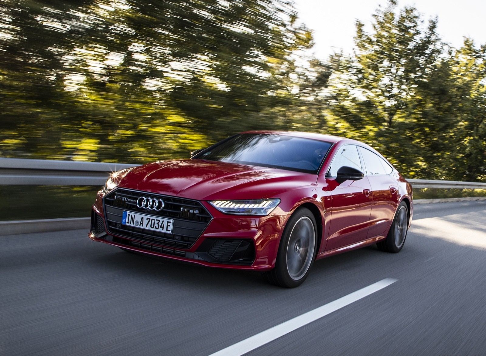 2020 Audi A7 Sportback 55 TFSI e quattro Plug-In Hybrid (Color: Tango Red) Front Three-Quarter Wallpapers #16 of 73