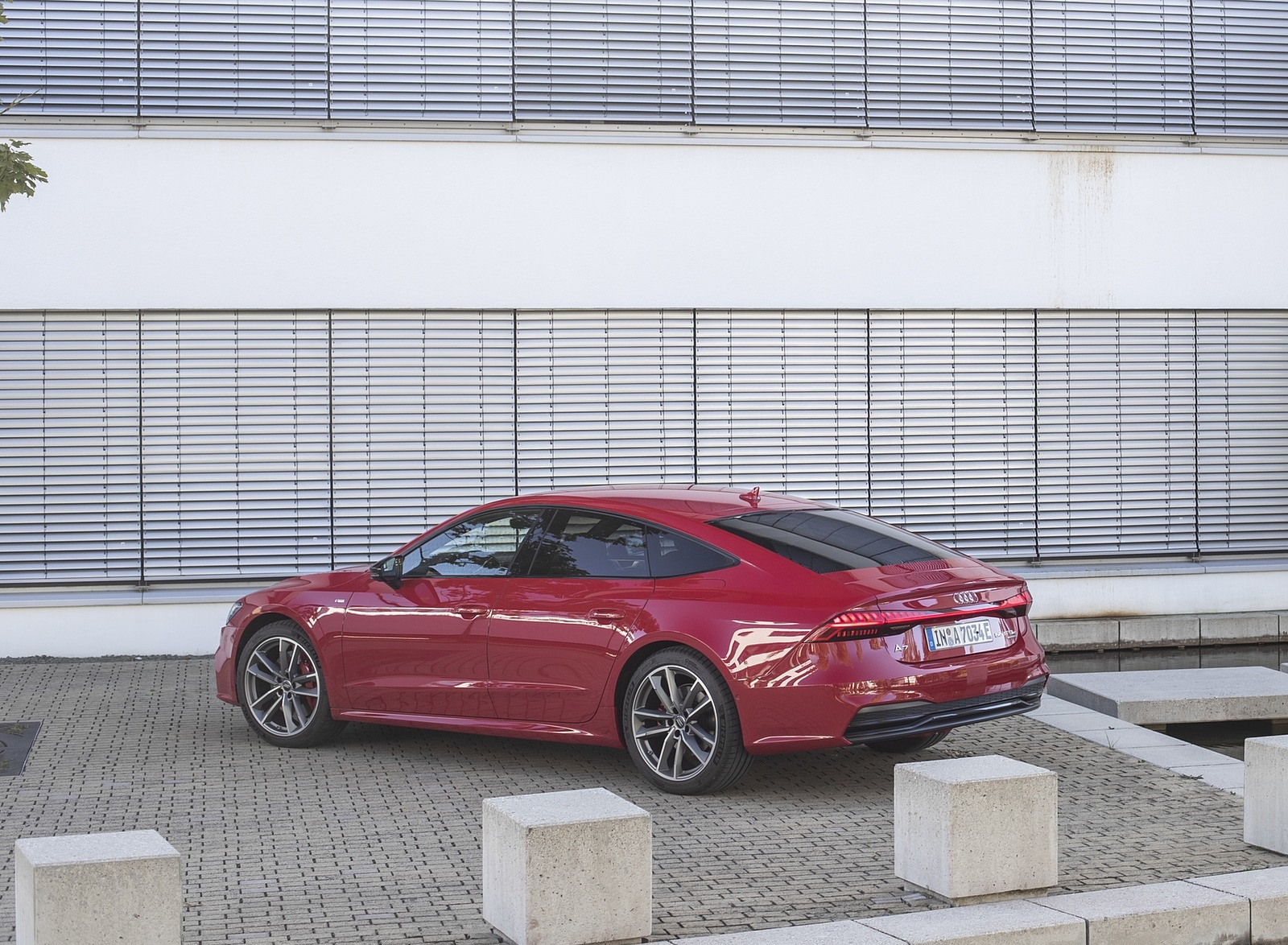 2020 Audi A7 Sportback 55 TFSI e quattro Plug-In Hybrid (Color: Tango Red) Rear Three-Quarter Wallpapers #32 of 73