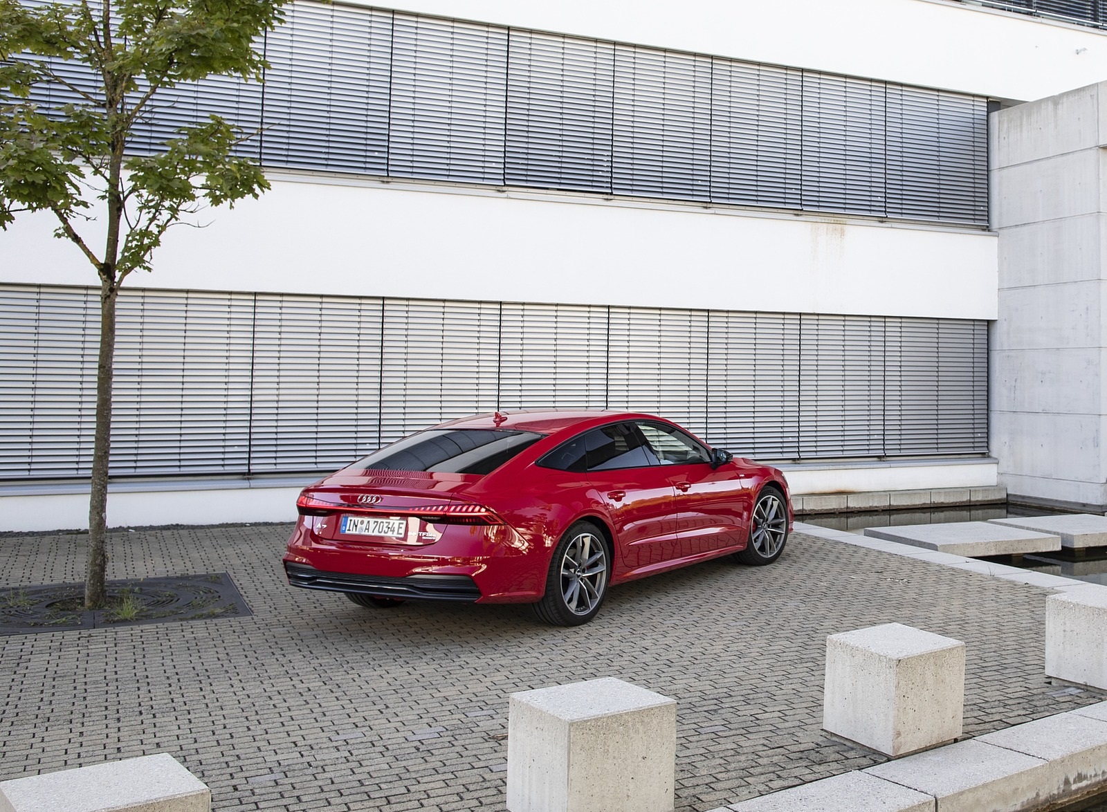 2020 Audi A7 Sportback 55 TFSI e quattro Plug-In Hybrid (Color: Tango Red) Rear Three-Quarter Wallpapers #34 of 73