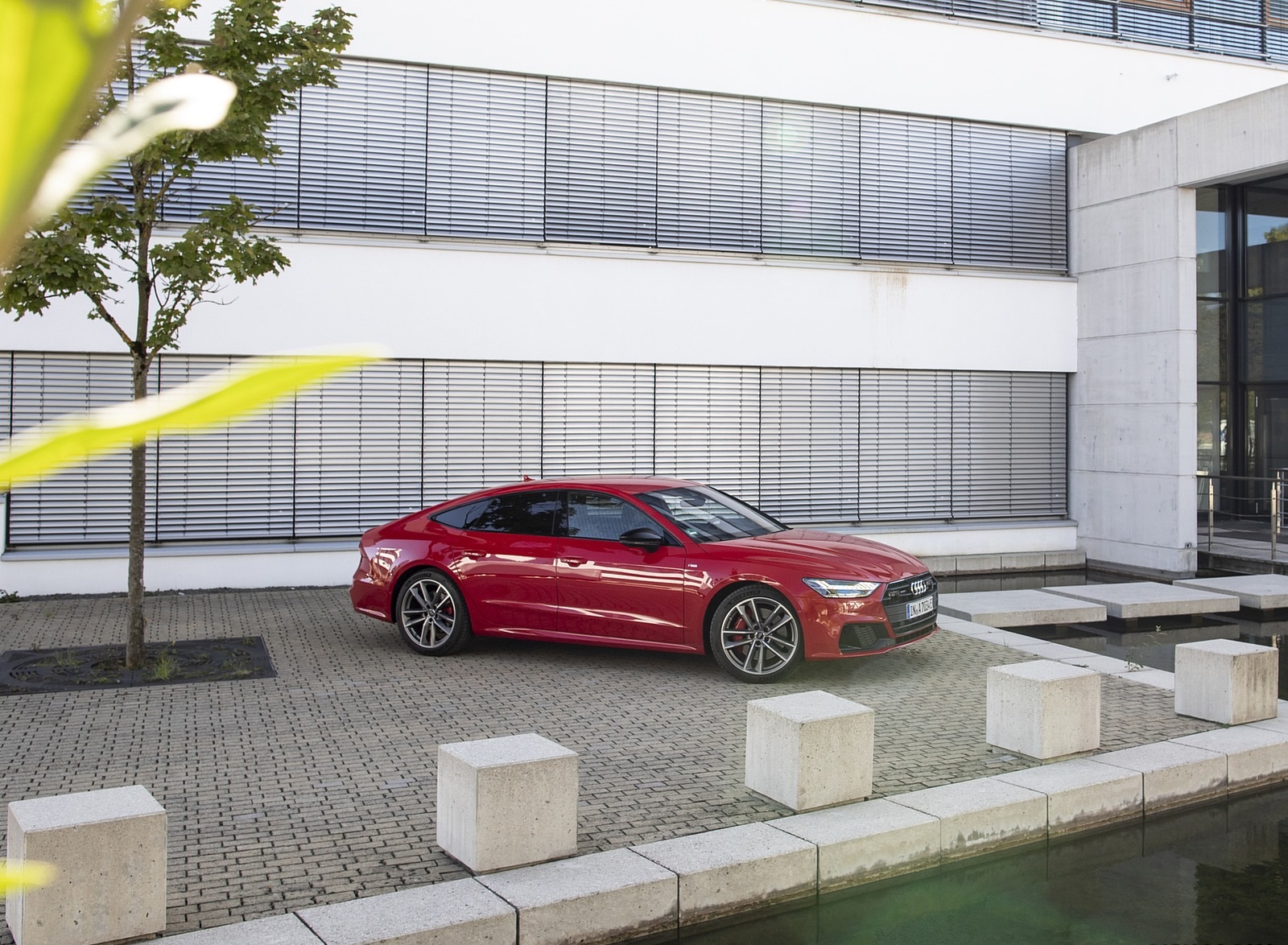 2020 Audi A7 Sportback 55 TFSI e quattro Plug-In Hybrid (Color: Tango Red) Side Wallpapers #37 of 73