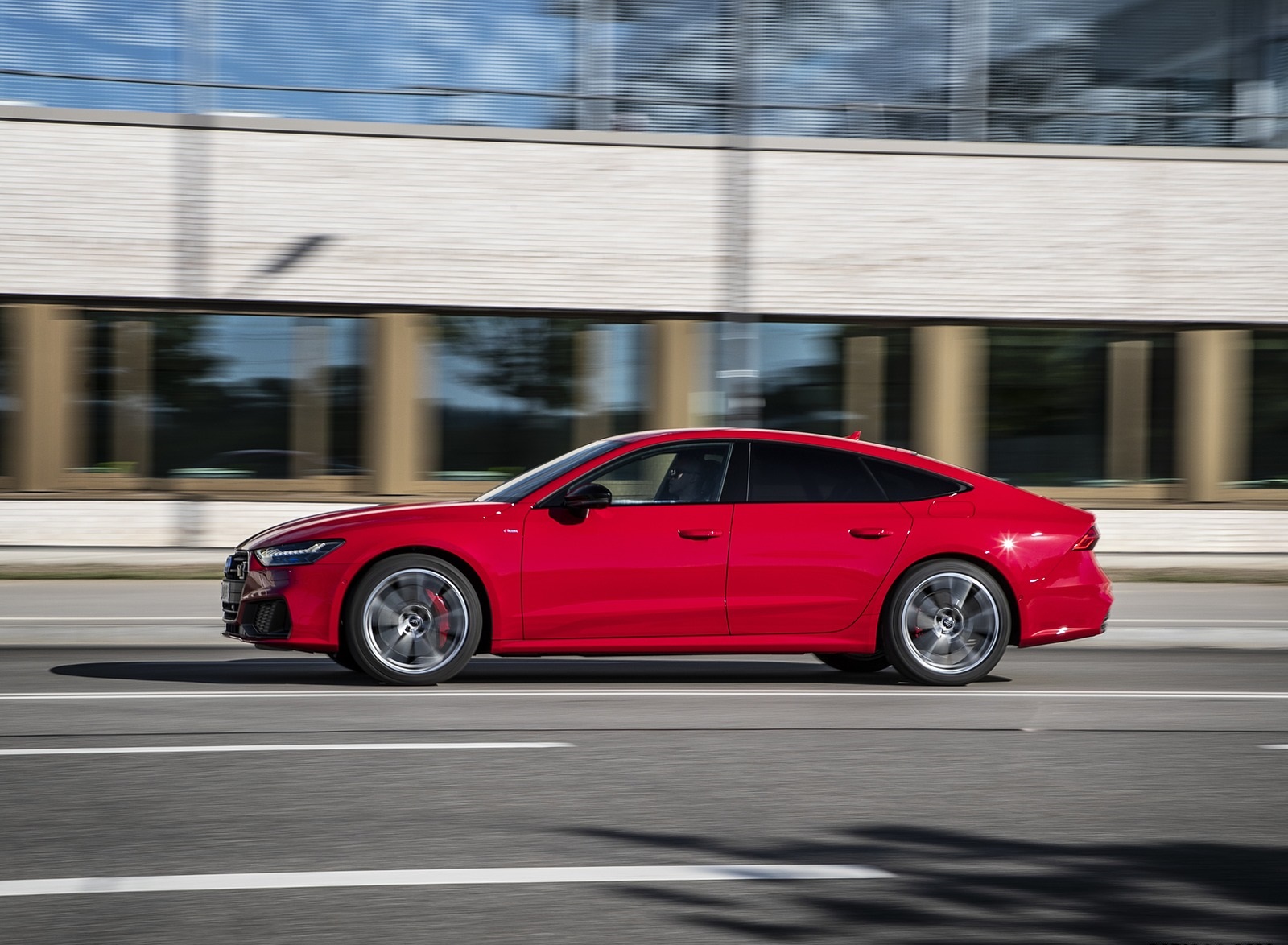 2020 Audi A7 Sportback 55 TFSI e quattro Plug-In Hybrid (Color: Tango Red) Side Wallpapers #23 of 73