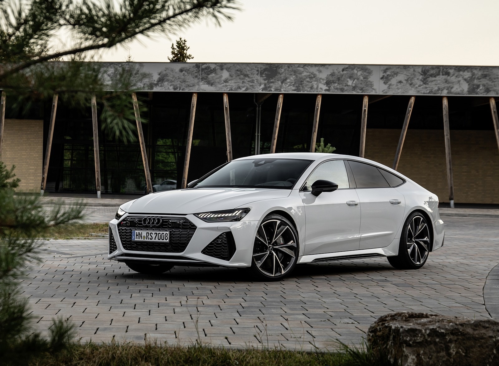 2020 Audi RS 7 Sportback (Color: Glacier White) Front Three-Quarter Wallpapers #29 of 99