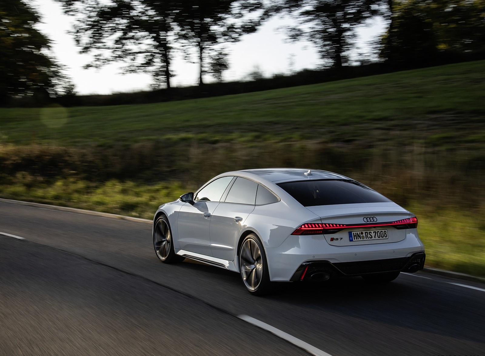 2020 Audi RS 7 Sportback (Color: Glacier White) Rear Three-Quarter Wallpapers #26 of 99