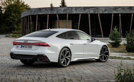 2020 Audi RS 7 Sportback (Color: Glacier White) Rear Three-Quarter Wallpapers 450x275 (31)