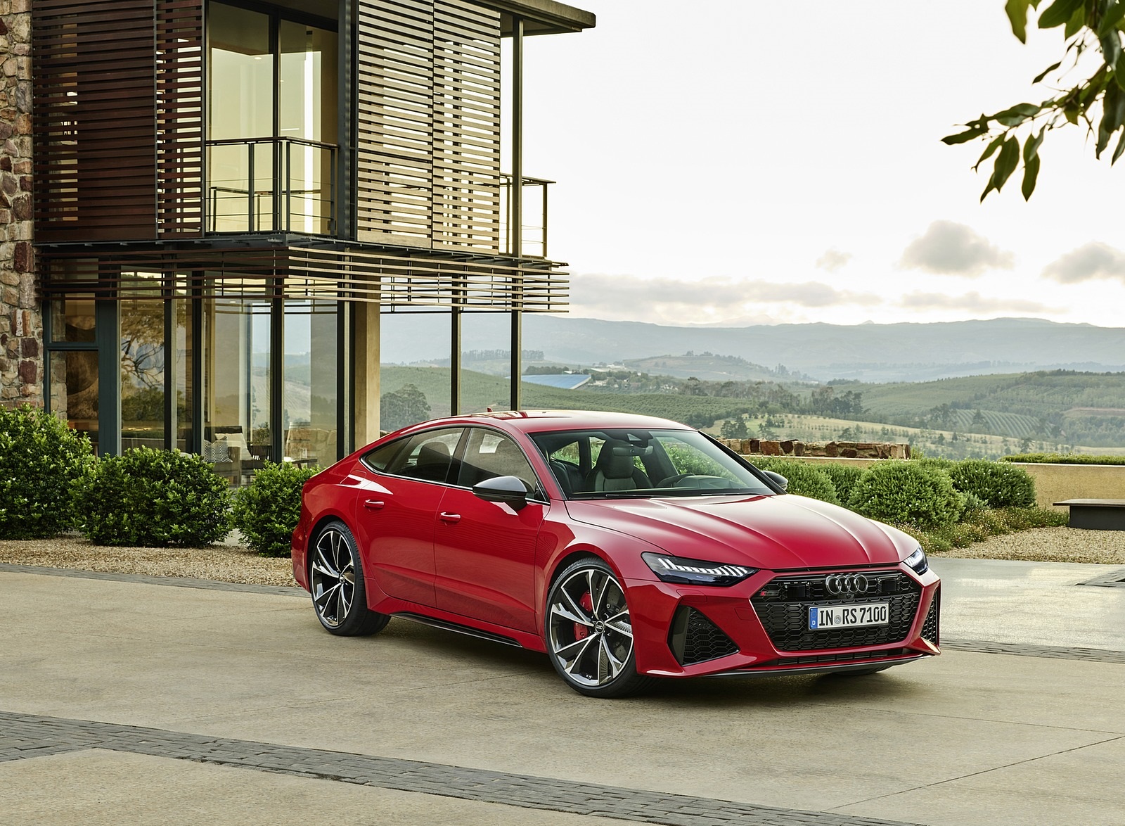 2020 Audi RS 7 Sportback (Color: Tango Red) Front Three-Quarter Wallpapers #55 of 99
