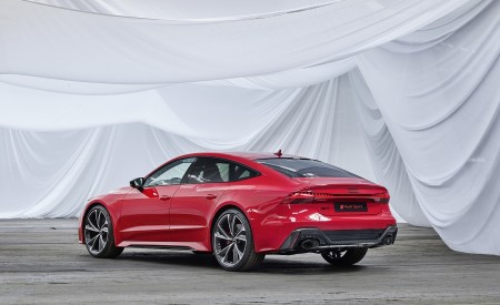 2020 Audi RS 7 Sportback (Color: Tango Red) Rear Three-Quarter Wallpapers 450x275 (51)