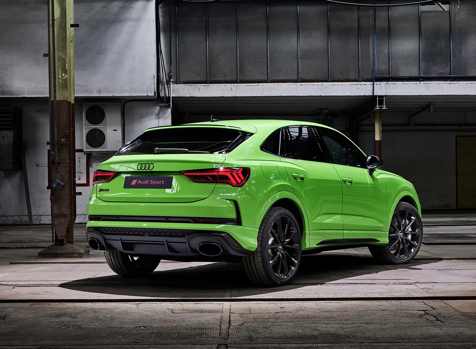 2020 Audi RS Q3 Sportback (Color: Kyalami Green) Rear Three-Quarter Wallpapers #85 of 127