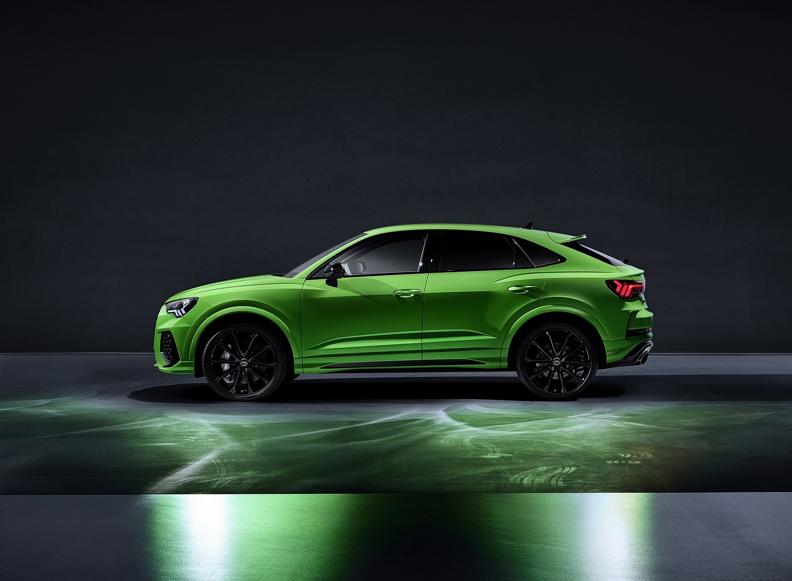 2020 Audi RS Q3 Sportback (Color: Kyalami Green) Side Wallpapers #93 of 127
