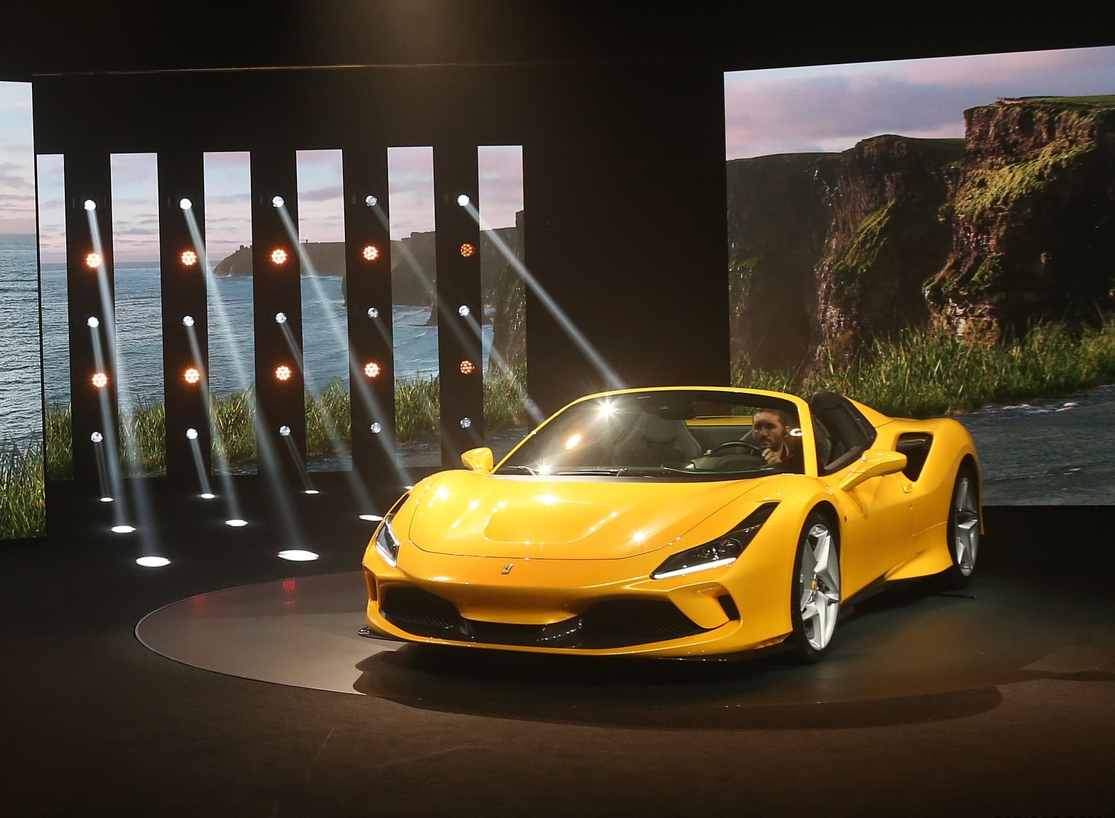 Феррари f8 Spider 2022