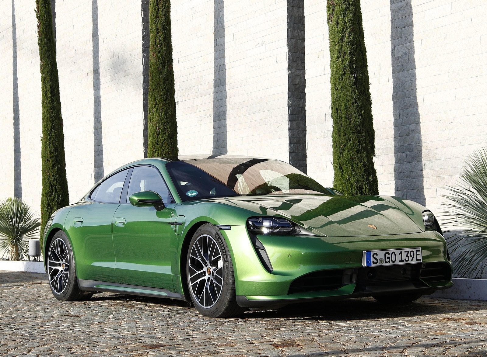 2020 Porsche Taycan Turbo (Color: Mamba Green Metallic) Front Three-Quarter Wallpapers #28 of 72