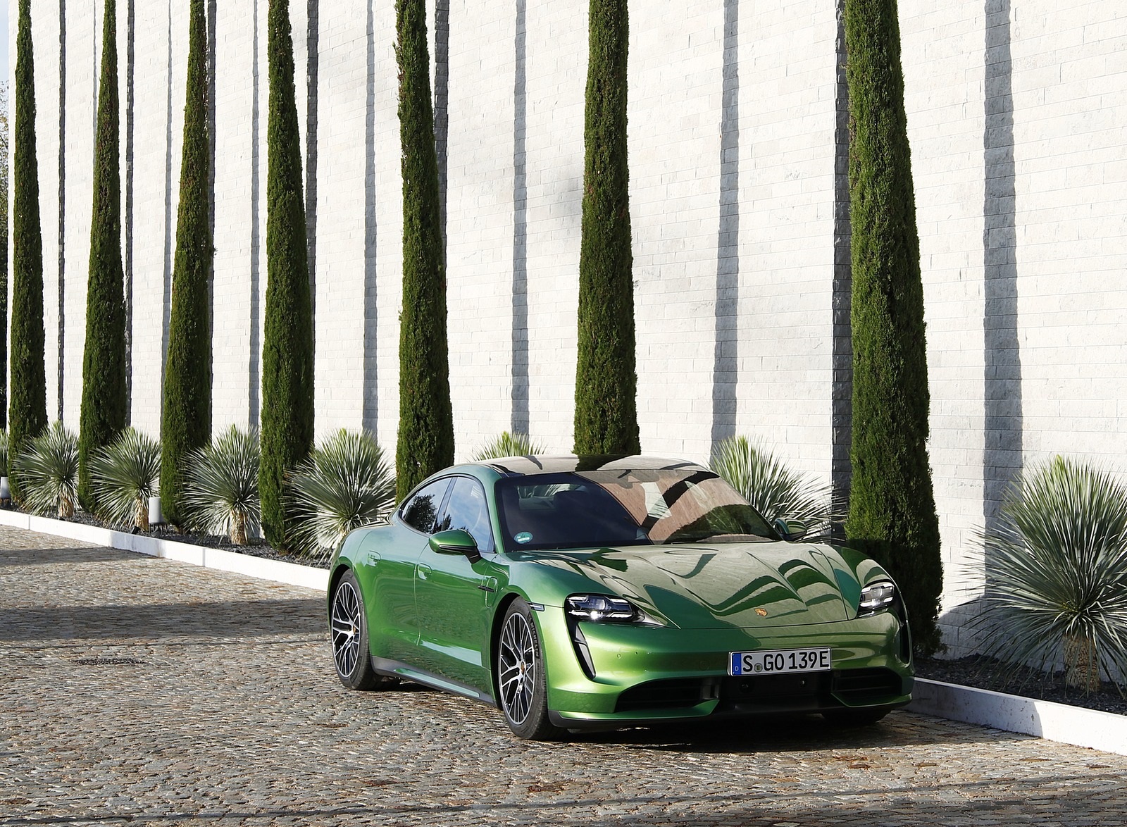 2020 Porsche Taycan Turbo (Color: Mamba Green Metallic) Front Wallpapers #29 of 72