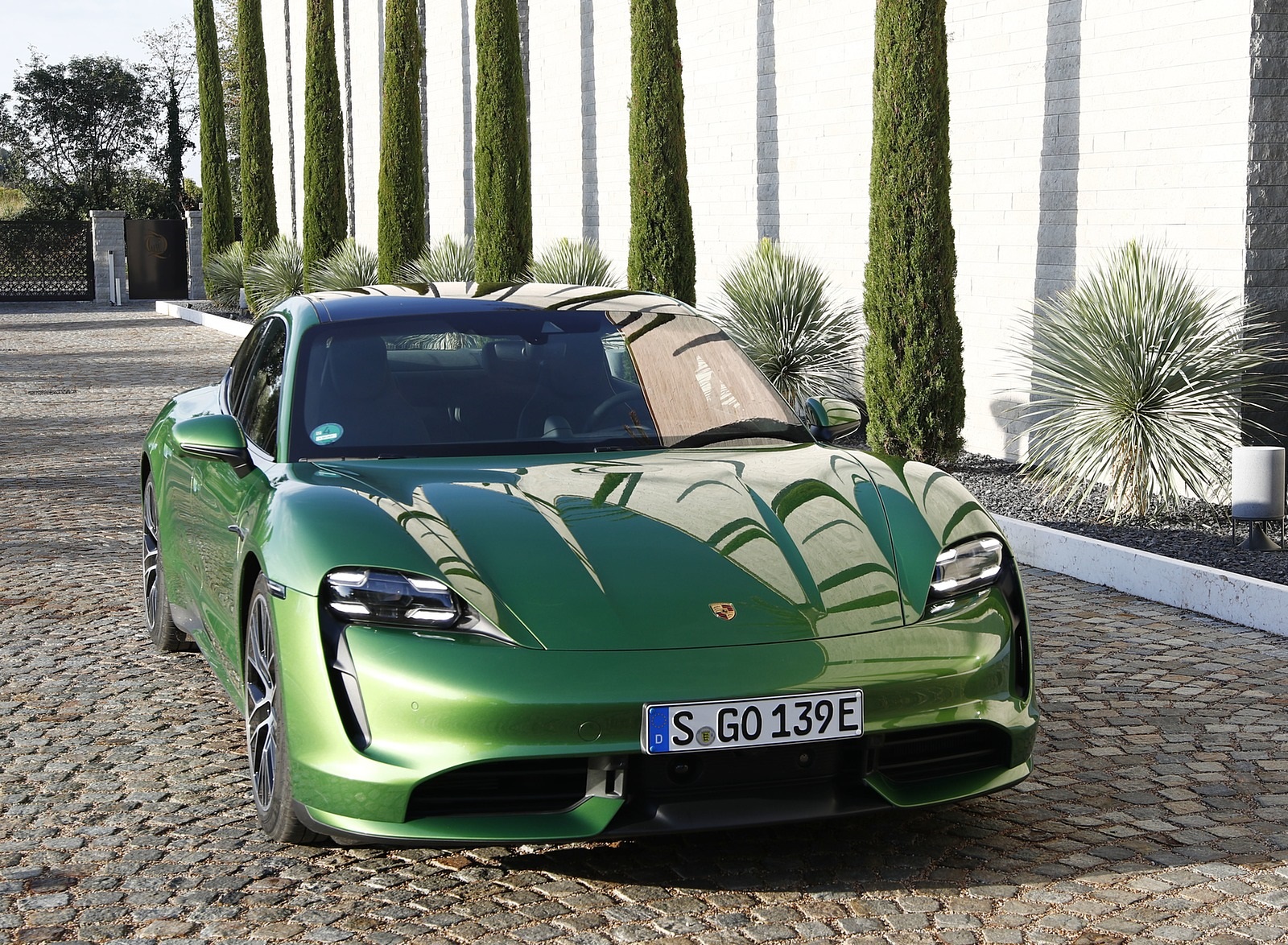2020 Porsche Taycan Turbo (Color: Mamba Green Metallic) Front Wallpapers #30 of 72