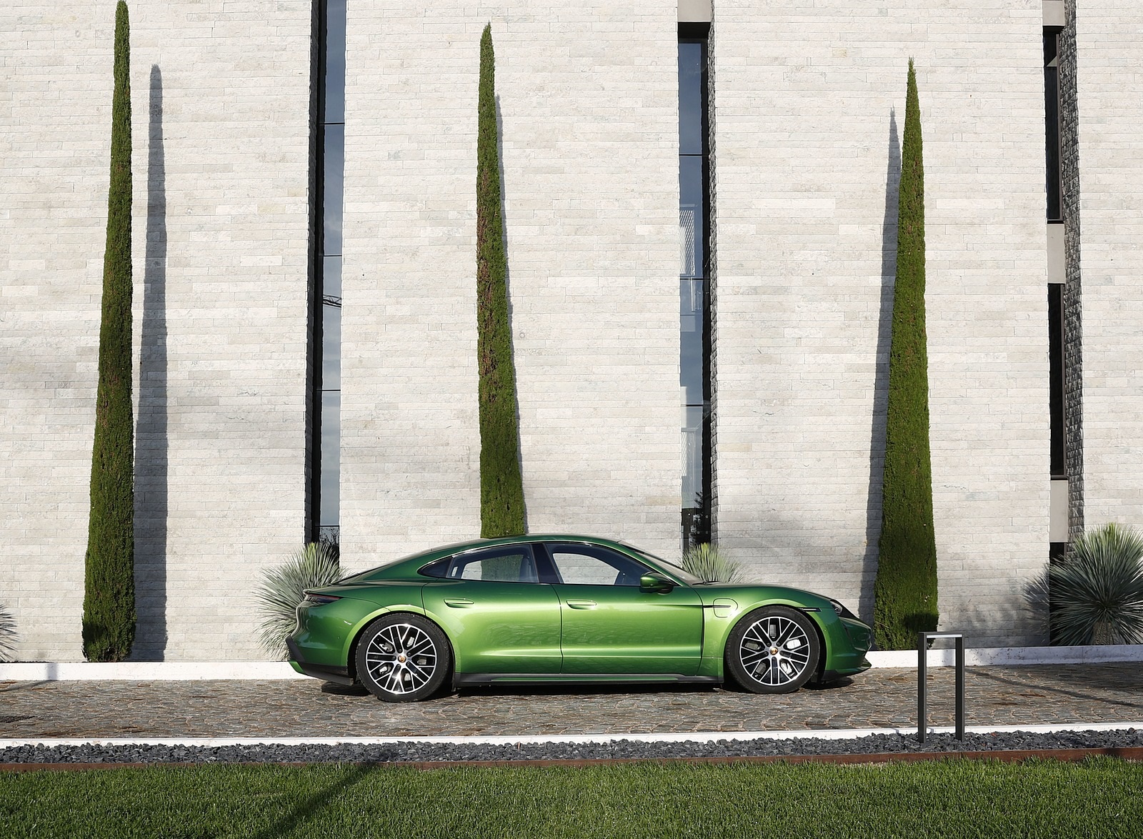 2020 Porsche Taycan Turbo (Color: Mamba Green Metallic) Side Wallpapers #32 of 72