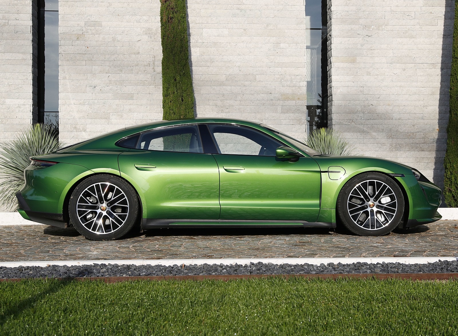 2020 Porsche Taycan Turbo (Color: Mamba Green Metallic) Side Wallpapers #33 of 72