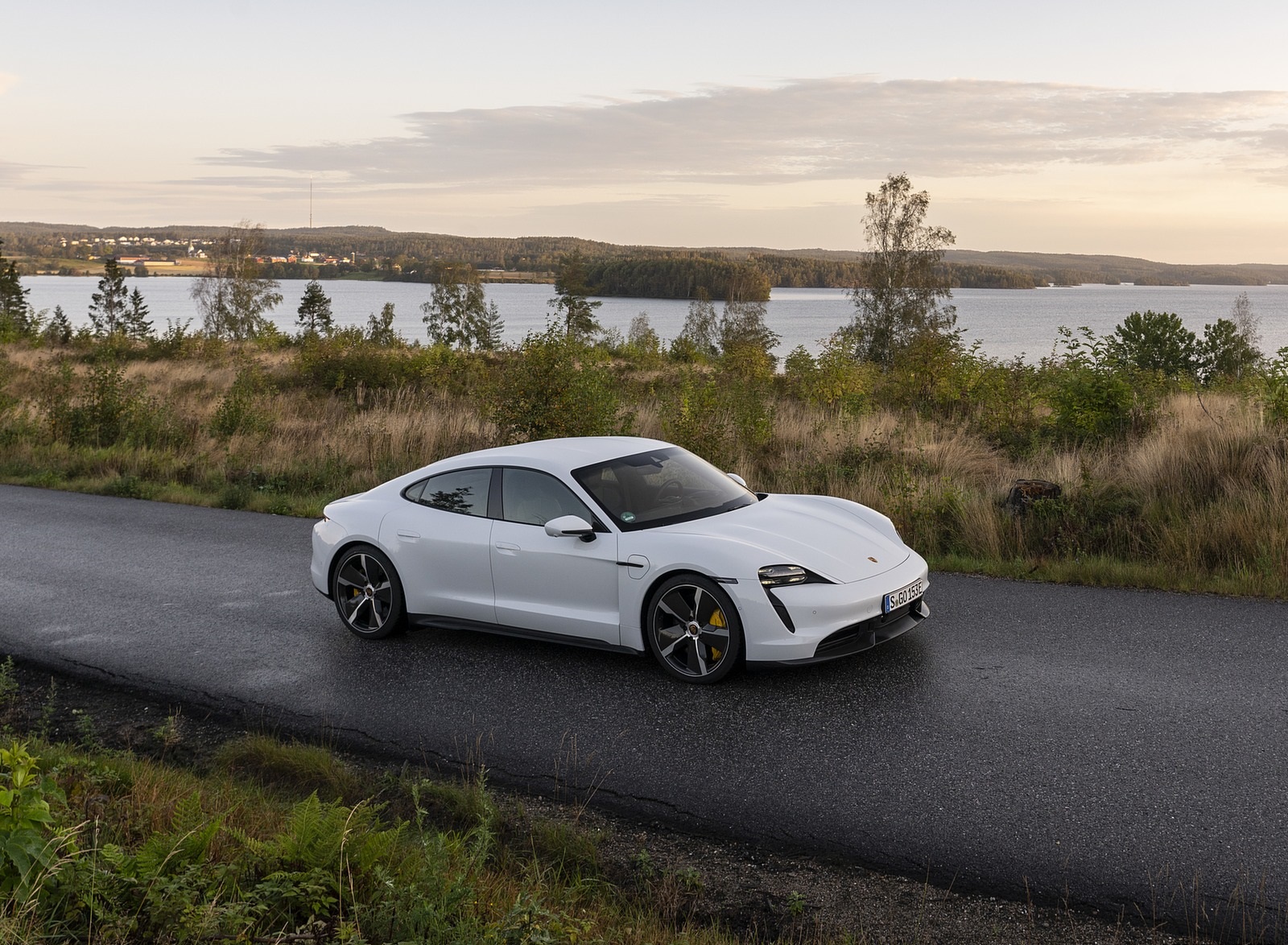 2020 Porsche Taycan Turbo S (Color: Carrara White Metallic) Front Three-Quarter Wallpapers #48 of 95