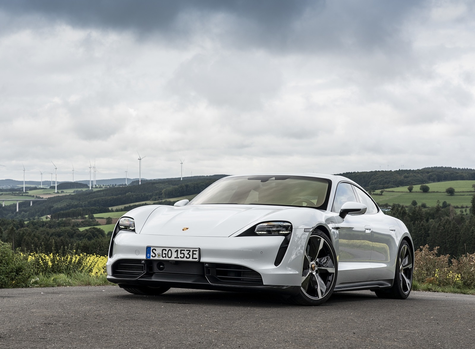 2020 Porsche Taycan Turbo S (Color: Carrara White Metallic) Front Three-Quarter Wallpapers #42 of 95