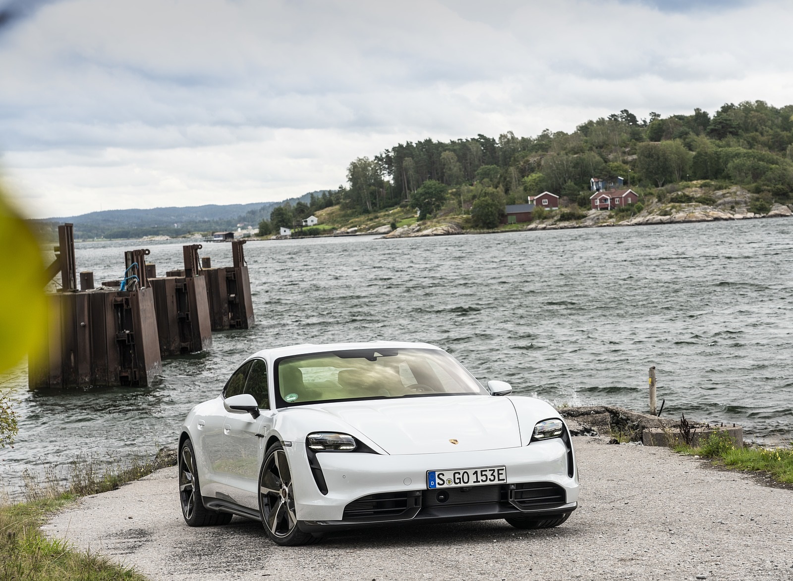 2020 Porsche Taycan Turbo S (Color: Carrara White Metallic) Front Wallpapers #50 of 95