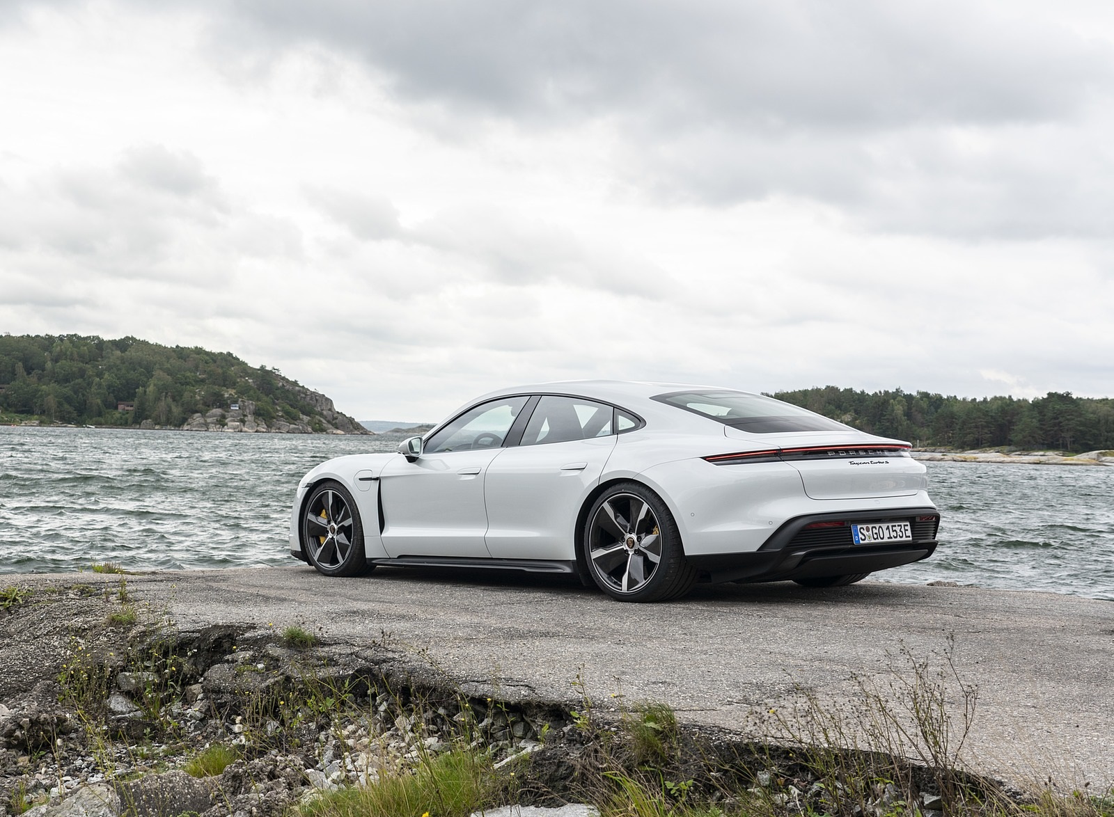 2020 Porsche Taycan Turbo S (Color: Carrara White Metallic) Rear Three-Quarter Wallpapers #52 of 95