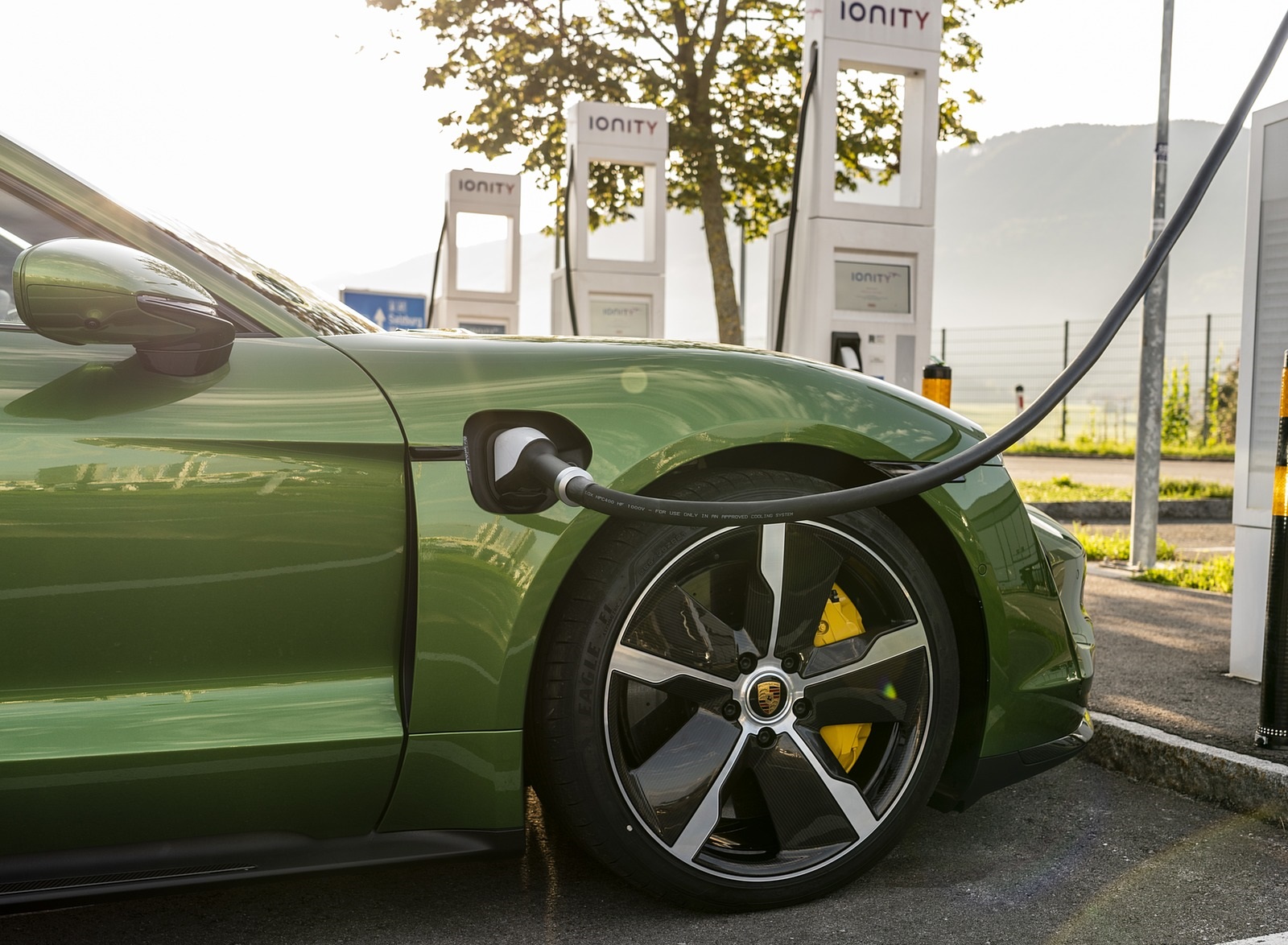 2020 Porsche Taycan Turbo S (Color: Mamba Green Metallic) Central Console Wallpapers #24 of 95