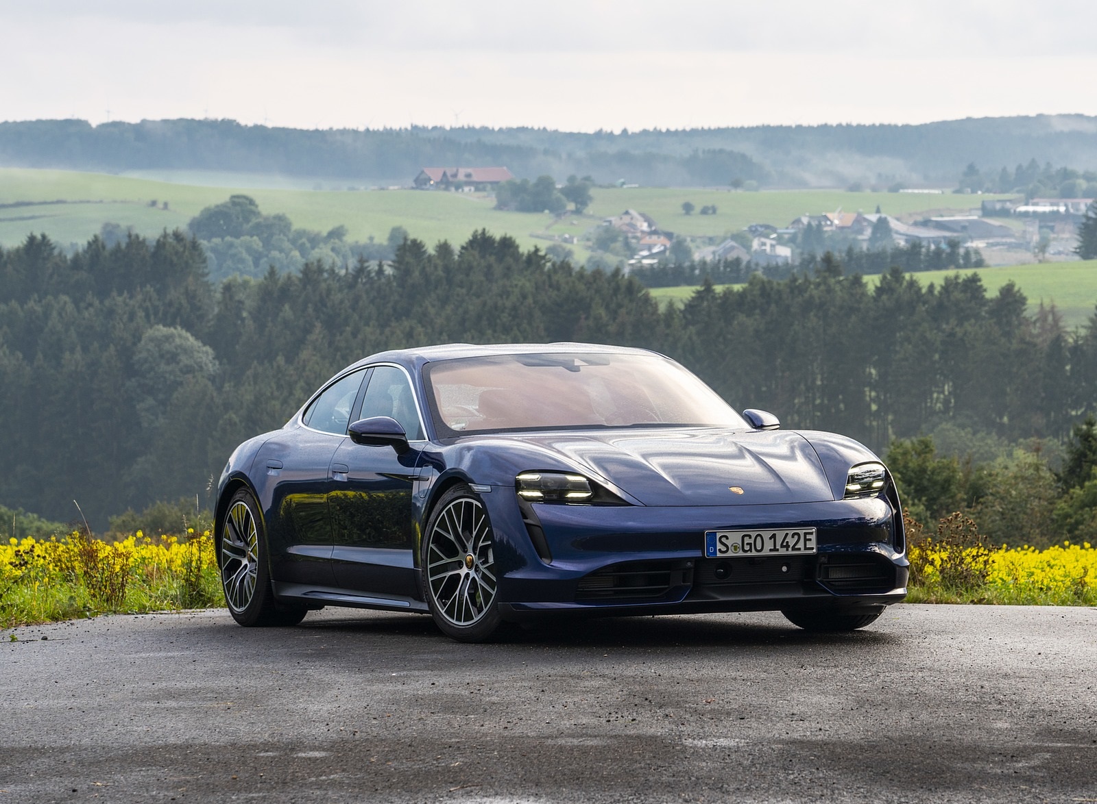 2020 Porsche Taycan Turbo S (Color: Night Blue Metallic) Front Three-Quarter Wallpapers #69 of 95