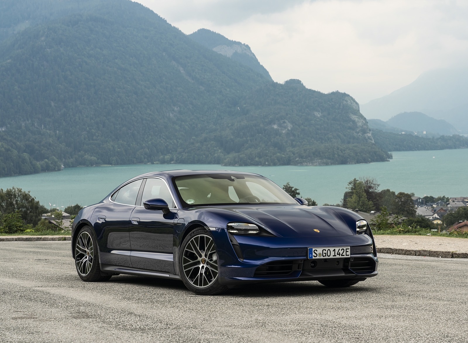 2020 Porsche Taycan Turbo S (Color: Night Blue Metallic) Front Three-Quarter Wallpapers #67 of 95